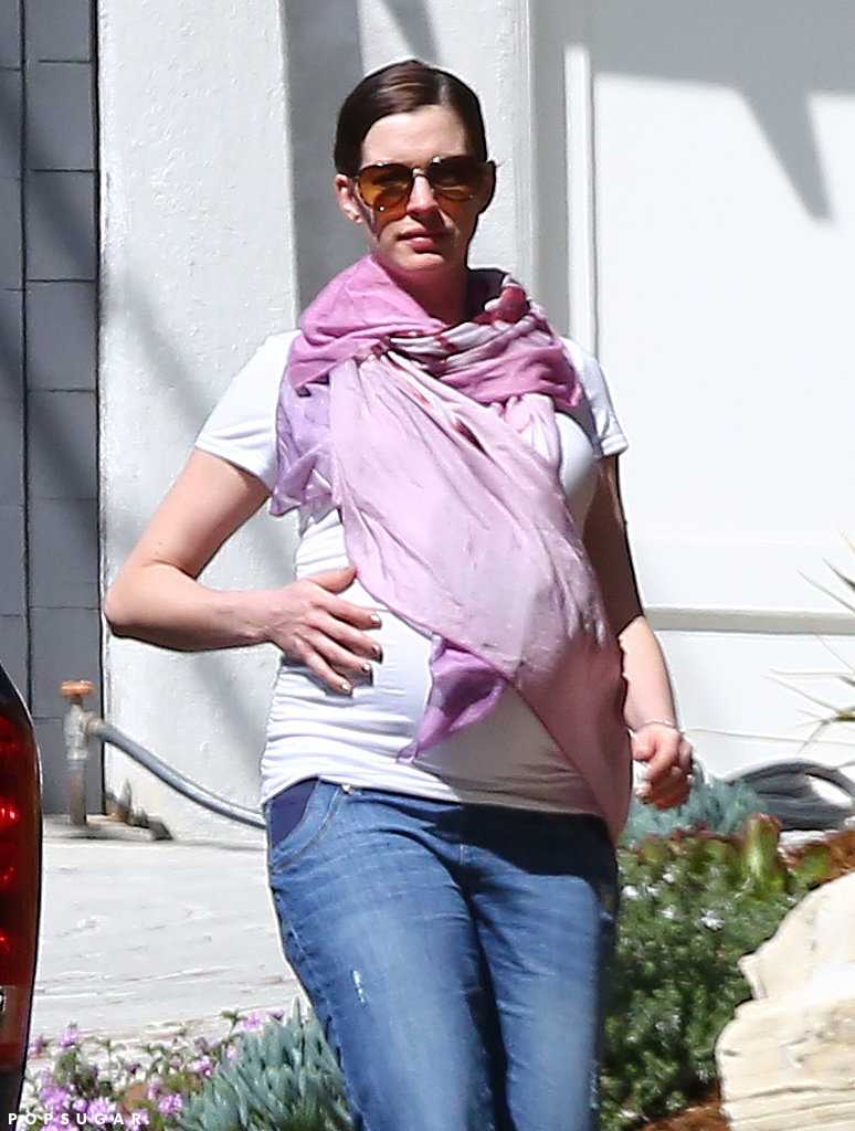 Pregnant-Anne-Hathaway-Out-LA-March-2016