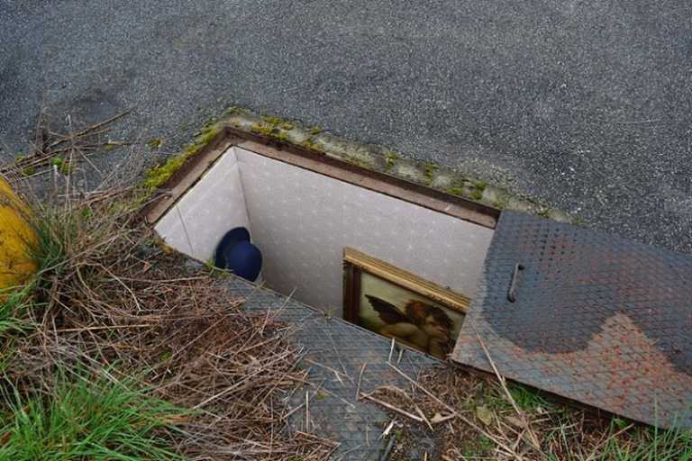 I tombini arredati come fossero case nelle opere di Biancoshock