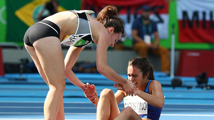 Rio 2016: si ferma per aiutare un’atleta a terra, il vero spirito olimpico
