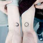 Tatuaggi piccoli polso coppia sole luna