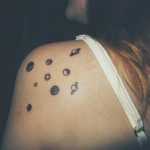 tatuaggi piccoli femminili pianeti