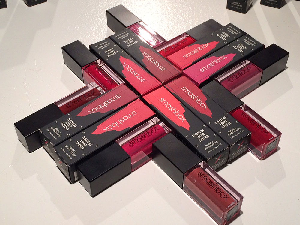 L’innovativa formula liquida di Always on Matte Liquid Lipstick di Smashbox Cosmetics è davvero completa, idrata le labbra e regala un colore (20 fantastiche tonalità) pieno e vellutato, con una tenuta senza precedenti. Perfezionato sul set degli Smashbox Studios, questo rossetto liquido a lunga tenuta è resistente all’acqua. Contiene Advanced Polymer Technology che lo rende resistente e sempre fresco come appena applicato fino ad 8 ore. Dalla consistenza impercettibile ma dal risultato intenso, questa formula liquida mat arricchita con Primer Oil Complex, ricco di oli idratanti come jojoba, albicocca e girasole è a prova di sbavatura e non va nelle rughette di espressione. Sempre morbido e mai asciutto, il nuovo Always On Matte Liquid Lipstick mantiene le labbra morbide come velluto. L’applicatore di precisione può essere usato per delineare in maniera esperta le labbra e semplicemente riempirle di colore.  Piccoli accorgimenti Per rendere le labbra più piene, combina una tonalità più scura con una più chiara applicata al centro delle labbra. Per una maggior intensità, riapplicare.  www.smashbox.it