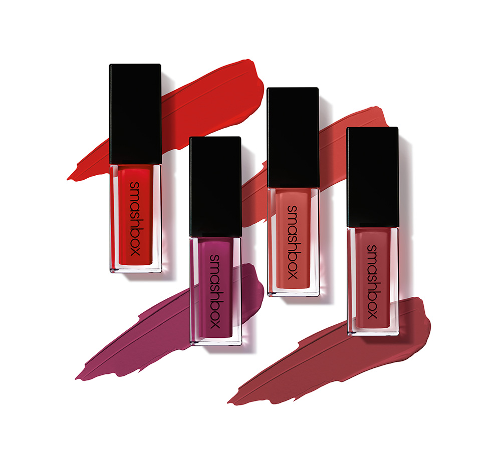 L’innovativa formula liquida di Always on Matte Liquid Lipstick di Smashbox Cosmetics è davvero completa, idrata le labbra e regala un colore (20 fantastiche tonalità) pieno e vellutato, con una tenuta senza precedenti. Perfezionato sul set degli Smashbox Studios, questo rossetto liquido a lunga tenuta è resistente all’acqua. Contiene Advanced Polymer Technology che lo rende resistente e sempre fresco come appena applicato fino ad 8 ore. Dalla consistenza impercettibile ma dal risultato intenso, questa formula liquida mat arricchita con Primer Oil Complex, ricco di oli idratanti come jojoba, albicocca e girasole è a prova di sbavatura e non va nelle rughette di espressione. Sempre morbido e mai asciutto, il nuovo Always On Matte Liquid Lipstick mantiene le labbra morbide come velluto. L’applicatore di precisione può essere usato per delineare in maniera esperta le labbra e semplicemente riempirle di colore.  Piccoli accorgimenti Per rendere le labbra più piene, combina una tonalità più scura con una più chiara applicata al centro delle labbra. Per una maggior intensità, riapplicare.  www.smashbox.it
