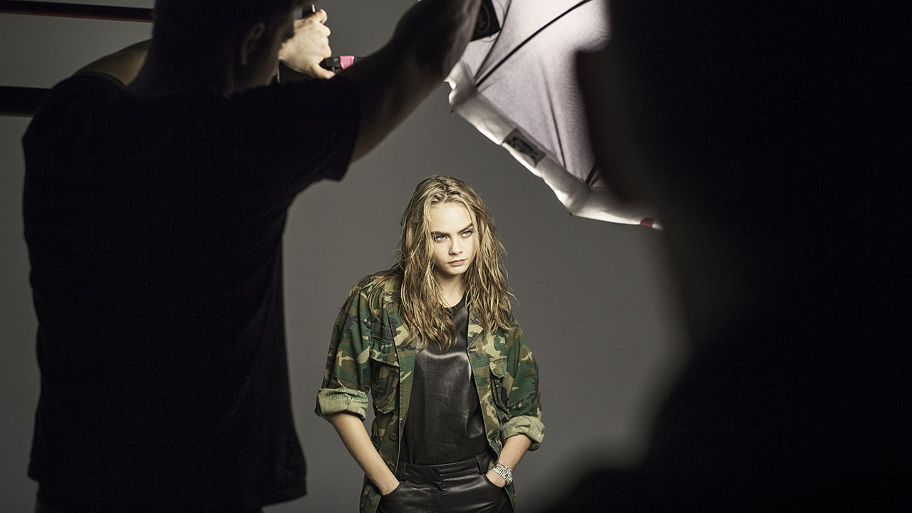 Rimmel London presenta il nuovo Mascara Scandal’Eyes Reloaded per ciglia folte e volumizzate. Le ciglia, anche le più piccole, si rivestono di un volume estremo, zero grumi, dalla tenuta no stop, per un impatto senza precedenti fino a 24 ore… si rimuove senza lasciare traccia. Il Mascara Scandal’Eyes Reloaded è a prova di umidità, sudore, sbavature, fino a 24 ore, per affrontare tutti gli impegni di una vita piena dalla palestra alle serate nei club. Inoltre, è estremamente facile da rimuovere, basta infatti un po’ di acqua tiepida. La prima formula sul mercato dalla tecnologia brevettata a tenuta estrema Dona alle ciglia un volume moltiplicato fino ad 11 volte per uno sguardo veramente accattivante. La perfetta sinergia di cere e polimeri crea un film volumizzante nero intenso che rapidamente aderisce alle ciglia, donando un volume straordinario immediato, zero grumi. Inoltre, questa formula è ideale per tutte coloro che hanno uno stile di vita frenetico, grazie alla tenuta estrema fino a 24 ore. Un complesso di polimeri innestati con cere fa sì che le ciglia scandalosamente volumizzate restino perfette per tutta la giornata senza sbavature o aloni, anche in condizioni di caldo e umidità. Inoltre, questa combinazione di polimeri e cere, generando una migliore dispersione dei pigmenti, dona allo sguardo un effetto lacca nero intenso. Nonostante ciò, la formula è facile da rimuovere in quanto contiene speciali polimeri ultra flessibili che donano una tenuta estrema e contemporaneamente permettono una rottura del film in particelle facilmente rimovibili senza lasciare tracce. Può essere rimosso anche con acqua tiepida. Nuovo applicatore conico L’applicatore ad alta densità di setole è stato ridisegnato con una punta più affusolata per adattarsi perfettamente alla forma dell’occhio. Cattura tutte le ciglia, anche le più piccole e nascoste. Ogni ciglia è volumizzata, allungata e separata per un incredibile effetto sguardo aperto. Il nuovo volto La nuova brand ambassador di Rimmel Cara Delevingne si trasforma in un agente segreto, in occasione della campagna TV ispirata ai sexy thriller di spionaggio. A fronte di uno scandalo da prima pagina, Cara è in fuga a Londra con ciglia dal volume letale e dalla tenuta estrema fino a 24 ore. La London Train Station è sotto sorveglianza e la vigilanza è in allerta per catturare questo pericoloso agente segreto…prima che lei sparisca senza lasciare traccia!