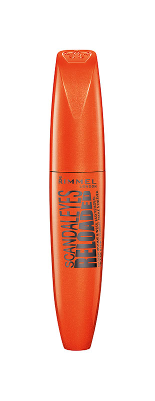 Rimmel London presenta il nuovo Mascara Scandal’Eyes Reloaded per ciglia folte e volumizzate. Le ciglia, anche le più piccole, si rivestono di un volume estremo, zero grumi, dalla tenuta no stop, per un impatto senza precedenti fino a 24 ore… si rimuove senza lasciare traccia. Il Mascara Scandal’Eyes Reloaded è a prova di umidità, sudore, sbavature, fino a 24 ore, per affrontare tutti gli impegni di una vita piena dalla palestra alle serate nei club. Inoltre, è estremamente facile da rimuovere, basta infatti un po’ di acqua tiepida. La prima formula sul mercato dalla tecnologia brevettata a tenuta estrema Dona alle ciglia un volume moltiplicato fino ad 11 volte per uno sguardo veramente accattivante. La perfetta sinergia di cere e polimeri crea un film volumizzante nero intenso che rapidamente aderisce alle ciglia, donando un volume straordinario immediato, zero grumi. Inoltre, questa formula è ideale per tutte coloro che hanno uno stile di vita frenetico, grazie alla tenuta estrema fino a 24 ore. Un complesso di polimeri innestati con cere fa sì che le ciglia scandalosamente volumizzate restino perfette per tutta la giornata senza sbavature o aloni, anche in condizioni di caldo e umidità. Inoltre, questa combinazione di polimeri e cere, generando una migliore dispersione dei pigmenti, dona allo sguardo un effetto lacca nero intenso. Nonostante ciò, la formula è facile da rimuovere in quanto contiene speciali polimeri ultra flessibili che donano una tenuta estrema e contemporaneamente permettono una rottura del film in particelle facilmente rimovibili senza lasciare tracce. Può essere rimosso anche con acqua tiepida. Nuovo applicatore conico L’applicatore ad alta densità di setole è stato ridisegnato con una punta più affusolata per adattarsi perfettamente alla forma dell’occhio. Cattura tutte le ciglia, anche le più piccole e nascoste. Ogni ciglia è volumizzata, allungata e separata per un incredibile effetto sguardo aperto. Il nuovo volto La nuova brand ambassador di Rimmel Cara Delevingne si trasforma in un agente segreto, in occasione della campagna TV ispirata ai sexy thriller di spionaggio. A fronte di uno scandalo da prima pagina, Cara è in fuga a Londra con ciglia dal volume letale e dalla tenuta estrema fino a 24 ore. La London Train Station è sotto sorveglianza e la vigilanza è in allerta per catturare questo pericoloso agente segreto…prima che lei sparisca senza lasciare traccia!