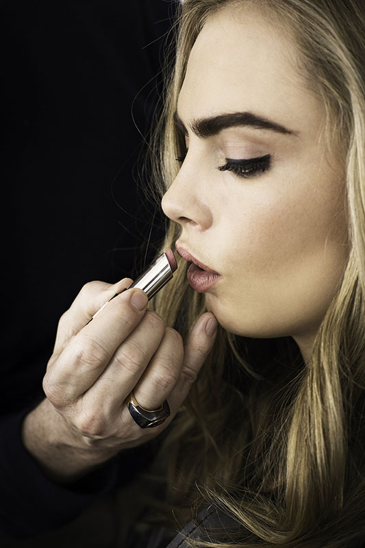 Rimmel London presenta il nuovo Mascara Scandal’Eyes Reloaded per ciglia folte e volumizzate. Le ciglia, anche le più piccole, si rivestono di un volume estremo, zero grumi, dalla tenuta no stop, per un impatto senza precedenti fino a 24 ore… si rimuove senza lasciare traccia. Il Mascara Scandal’Eyes Reloaded è a prova di umidità, sudore, sbavature, fino a 24 ore, per affrontare tutti gli impegni di una vita piena dalla palestra alle serate nei club. Inoltre, è estremamente facile da rimuovere, basta infatti un po’ di acqua tiepida. La prima formula sul mercato dalla tecnologia brevettata a tenuta estrema Dona alle ciglia un volume moltiplicato fino ad 11 volte per uno sguardo veramente accattivante. La perfetta sinergia di cere e polimeri crea un film volumizzante nero intenso che rapidamente aderisce alle ciglia, donando un volume straordinario immediato, zero grumi. Inoltre, questa formula è ideale per tutte coloro che hanno uno stile di vita frenetico, grazie alla tenuta estrema fino a 24 ore. Un complesso di polimeri innestati con cere fa sì che le ciglia scandalosamente volumizzate restino perfette per tutta la giornata senza sbavature o aloni, anche in condizioni di caldo e umidità. Inoltre, questa combinazione di polimeri e cere, generando una migliore dispersione dei pigmenti, dona allo sguardo un effetto lacca nero intenso. Nonostante ciò, la formula è facile da rimuovere in quanto contiene speciali polimeri ultra flessibili che donano una tenuta estrema e contemporaneamente permettono una rottura del film in particelle facilmente rimovibili senza lasciare tracce. Può essere rimosso anche con acqua tiepida. Nuovo applicatore conico L’applicatore ad alta densità di setole è stato ridisegnato con una punta più affusolata per adattarsi perfettamente alla forma dell’occhio. Cattura tutte le ciglia, anche le più piccole e nascoste. Ogni ciglia è volumizzata, allungata e separata per un incredibile effetto sguardo aperto. Il nuovo volto La nuova brand ambassador di Rimmel Cara Delevingne si trasforma in un agente segreto, in occasione della campagna TV ispirata ai sexy thriller di spionaggio. A fronte di uno scandalo da prima pagina, Cara è in fuga a Londra con ciglia dal volume letale e dalla tenuta estrema fino a 24 ore. La London Train Station è sotto sorveglianza e la vigilanza è in allerta per catturare questo pericoloso agente segreto…prima che lei sparisca senza lasciare traccia!