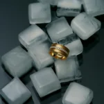 NISI, dal greco “isola”, è un marchio di gioielli Made in Italy che evoca il fascino senza tempo del mare, combinando design sofisticato e una visione profondamente radicata nella bellezza della natura. Creato da Costanza Nisi, il brand propone gioielli in oro 18 carati impreziositi da diamanti di origine etica, garantendo uno stile raffinato e contemporaneo. Tutte le creazioni sono progettate in modo meticoloso e realizzate a mano da maestri orafi a Milano. Ogni gioiello NISI è una celebrazione della femminilità ancestrale e divina, ispirato all'energia delle gemme e alla forza evocativa del mare. La collezione esalta la bellezza autentica e invita a riscoprire il legame profondo con la natura attraverso il linguaggio prezioso dell'arte orafa. La fondatrice, Costanza Nisi, condivide una visione che unisce immaginazione e osservazione della natura: "Sin da bambina sono stata circondata e profondamente ispirata dalla magia della natura. Disegno con la mia immaginazione, aiutata dalla mia osservazione e dalla mia percezione visiva del mondo". La nuova collezione Abyssal è un viaggio nella profondità degli oceani, che celebra la bellezza enigmatica degli abissi oceanici e comprende un’ampia gamma di gioielli, tra cui orecchini, bracciali, anelli, pendenti e collane. Ogni pezzo riflette l’eleganza naturale dell’oceano e il suo fascino senza tempo. I gioielli sono pensati per evocare atmosfere suggestive e dettagli marini, con diamanti che sembrano catturare la luce come stelle riflesse sulla superficie del mare. Le tecniche artigianali utilizzate, come la lucidatura a mano e le lavorazioni meticolose, danno vita a creazioni uniche che esaltano la fluidità e l’armonia della natura. Con NISI Jewelry, ogni gioiello diventa un racconto unico. La natura e la femminilità si incontrano in creazioni senza tempo, capaci di trasmettere emozioni ed eleganza.