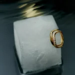 NISI, dal greco “isola”, è un marchio di gioielli Made in Italy che evoca il fascino senza tempo del mare, combinando design sofisticato e una visione profondamente radicata nella bellezza della natura. Creato da Costanza Nisi, il brand propone gioielli in oro 18 carati impreziositi da diamanti di origine etica, garantendo uno stile raffinato e contemporaneo. Tutte le creazioni sono progettate in modo meticoloso e realizzate a mano da maestri orafi a Milano. Ogni gioiello NISI è una celebrazione della femminilità ancestrale e divina, ispirato all'energia delle gemme e alla forza evocativa del mare. La collezione esalta la bellezza autentica e invita a riscoprire il legame profondo con la natura attraverso il linguaggio prezioso dell'arte orafa. La fondatrice, Costanza Nisi, condivide una visione che unisce immaginazione e osservazione della natura: "Sin da bambina sono stata circondata e profondamente ispirata dalla magia della natura. Disegno con la mia immaginazione, aiutata dalla mia osservazione e dalla mia percezione visiva del mondo". La nuova collezione Abyssal è un viaggio nella profondità degli oceani, che celebra la bellezza enigmatica degli abissi oceanici e comprende un’ampia gamma di gioielli, tra cui orecchini, bracciali, anelli, pendenti e collane. Ogni pezzo riflette l’eleganza naturale dell’oceano e il suo fascino senza tempo. I gioielli sono pensati per evocare atmosfere suggestive e dettagli marini, con diamanti che sembrano catturare la luce come stelle riflesse sulla superficie del mare. Le tecniche artigianali utilizzate, come la lucidatura a mano e le lavorazioni meticolose, danno vita a creazioni uniche che esaltano la fluidità e l’armonia della natura. Con NISI Jewelry, ogni gioiello diventa un racconto unico. La natura e la femminilità si incontrano in creazioni senza tempo, capaci di trasmettere emozioni ed eleganza.