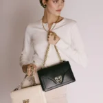 TOSCA BLU firma il Natale con un duo fashion, le IT bag e sneakers gioiello