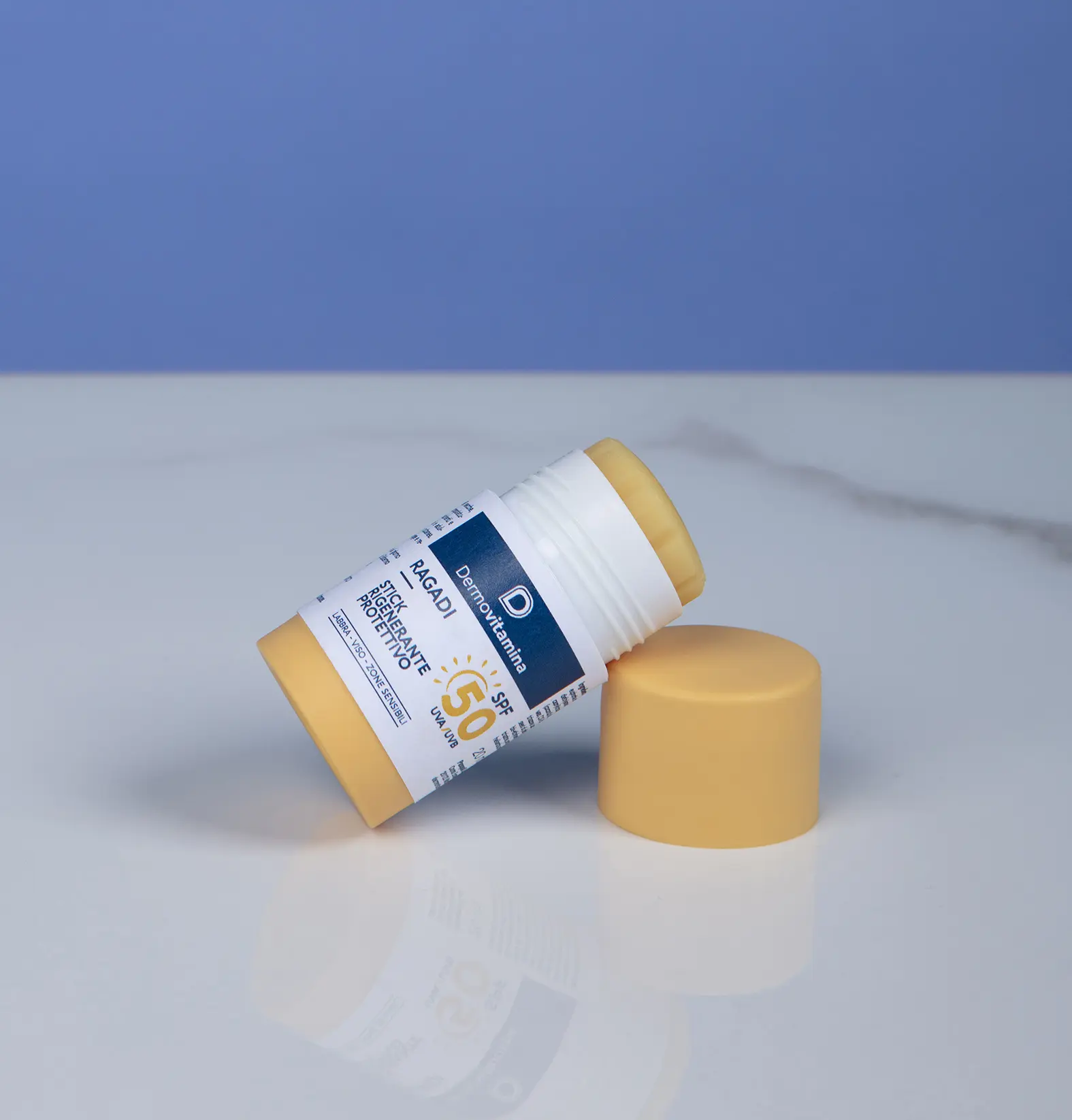 Dalla ricerca dermocosmetica Dermovitamina nasce Ragadi Stick Rigenerante Protettivo SPF50+, il nuovo trattamento in stick che amplia la linea RAGADI, specificamente sviluppata per la prevenzione e il trattamento di ragadi, screpolature e fissurazioni di mani, piedi, labbra, seno e zone sensibili. Tutte le formulazioni della linea sono studiate per creare un film protettivo ad azione idratante, lenitiva e riparatrice, che aiuta a prevenire la riapertura dei tagli e protegge la pelle dalle aggressioni esterne, favorendo la naturale rigenerazione cutanea. Le pelli secche e sensibili sono caratterizzate da una barriera cutanea fragile, che tende a perdere coesione e a manifestare disidratazione, fissurazioni e screpolature. Per mantenere l’equilibrio cutaneo è necessario un intervento mirato, in grado di nutrire, riparare e rinforzare la pelle contro le aggressioni esterne. Inoltre, l’esposizione prolungata al sole, insieme ad agenti atmosferici come vento e salsedine, accentua la disidratazione e compromette ulteriormente la funzione barriera, rallentando i naturali processi di rigenerazione. Quando la pelle presenta fissurazioni o ragadi, questi fattori possono aumentare l’infiammazione locale, favorire irritazioni e bruciore e ritardare la cicatrizzazione. Per questo motivo, una protezione solare elevata e mirata, unita a una formulazione rigenerante, diventa fondamentale per limitare il danno ossidativo, preservare l’integrità cutanea e mantenere la pelle sana, morbida e protetta anche nelle condizioni più critiche. In questa prospettiva nasce Ragadi Stick Rigenerante Protettivo SPF50+, un trattamento multiuso ad alta protezione, formulato per proteggere e rigenerare le pelli secche, molto secche e sensibili soggette a screpolatura. Grazie alla sua formula dermocompatibile ad elevata tollerabilità, dermatologicamente testata per pelli sensibili e oftalmologicamente testata, lo stick è indicato per neonati, bambini e adulti, garantendo un utilizzo sicuro anche sulle aree più delicate come labbra, viso e zone sensibili.
