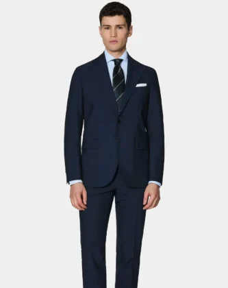 Il brand GUTTERIDGE interpreta l&rsquo;equilibrio tra tradizione sartoriale e visione moderna, pensata per accompagnare ogni momento della giornata con naturalezza e stile. E per la Spring Summer 2026, il brand del Gruppo Capri, insieme ad Alcott &ndash; pone al centro della propria proposta l&rsquo;abito come simbolo di identit&agrave; e consapevolezza stilistica. Una collezione che valorizza costruzione e proporzioni: rever definiti, lunghezze studiate, linee pulite e spalle ben disegnate danno vita a silhouette armoniose, pensate per seguire il movimento con naturalezza. L&rsquo;eleganza &egrave; misurata, mai ostentata, frutto di un equilibrio calibrato tra rigore formale e leggerezza contemporanea. Dalla costruzione doppiopetto, strutturata e distintiva, al monopetto essenziale, versatile e attuale, ogni proposta nasce dall&rsquo;incontro tra tradizione sartoriale e visione moderna. I dettagli sono ridotti all&rsquo;essenziale, la linea resta precisa ma fluida, in un dialogo continuo tra heritage e innovazione. La collezione si distingue per la sua trasversalit&agrave;, pensata per accompagnare l&rsquo;uomo GUTTERIDGE nelle diverse occasioni d&rsquo;uso della stagione. L&rsquo;abito doppiopetto trova la sua dimensione ideale in contesti business e formali, dagli appuntamenti professionali agli eventi istituzionali, dove struttura e autorevolezza definiscono la presenza. Il monopetto, pi&ugrave; dinamico e leggero, si presta invece a un&rsquo;eleganza quotidiana: perfetto per il lavoro, per meeting informali o per momenti di rappresentanza che richiedono uno stile impeccabile ma non rigido. Accanto alle occasioni professionali, la collezione abbraccia anche i momenti speciali della stagione primavera-estate: cerimonie, eventi serali, celebrazioni all&rsquo;aperto. Qui la costruzione sartoriale si combina con una palette luminosa e tessuti pensati per garantire comfort e traspirabilit&agrave;, offrendo una vestibilit&agrave; che mantiene la propria struttura senza rinunciare alla leggerezza. Ogni abito diventa cos&igrave; un alleato quotidiano, capace di adattarsi ai ritmi contemporanei senza perdere in identit&agrave;. Un classico reinterpretato con equilibrio e consapevolezza, dove la forma non &egrave; solo un elemento estetico, ma l&rsquo;espressione autentica del carattere.