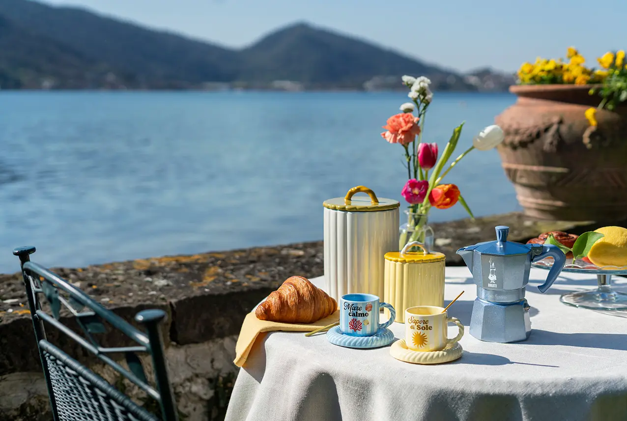 Bialetti, azienda italiana icona del caffè nel mondo, annuncia il lancio di Sapore di Sole, la nuova ed esclusiva collezione pensata per trasformare il rito del caffè in un autentico viaggio sensoriale nella dolce vita mediterranea.