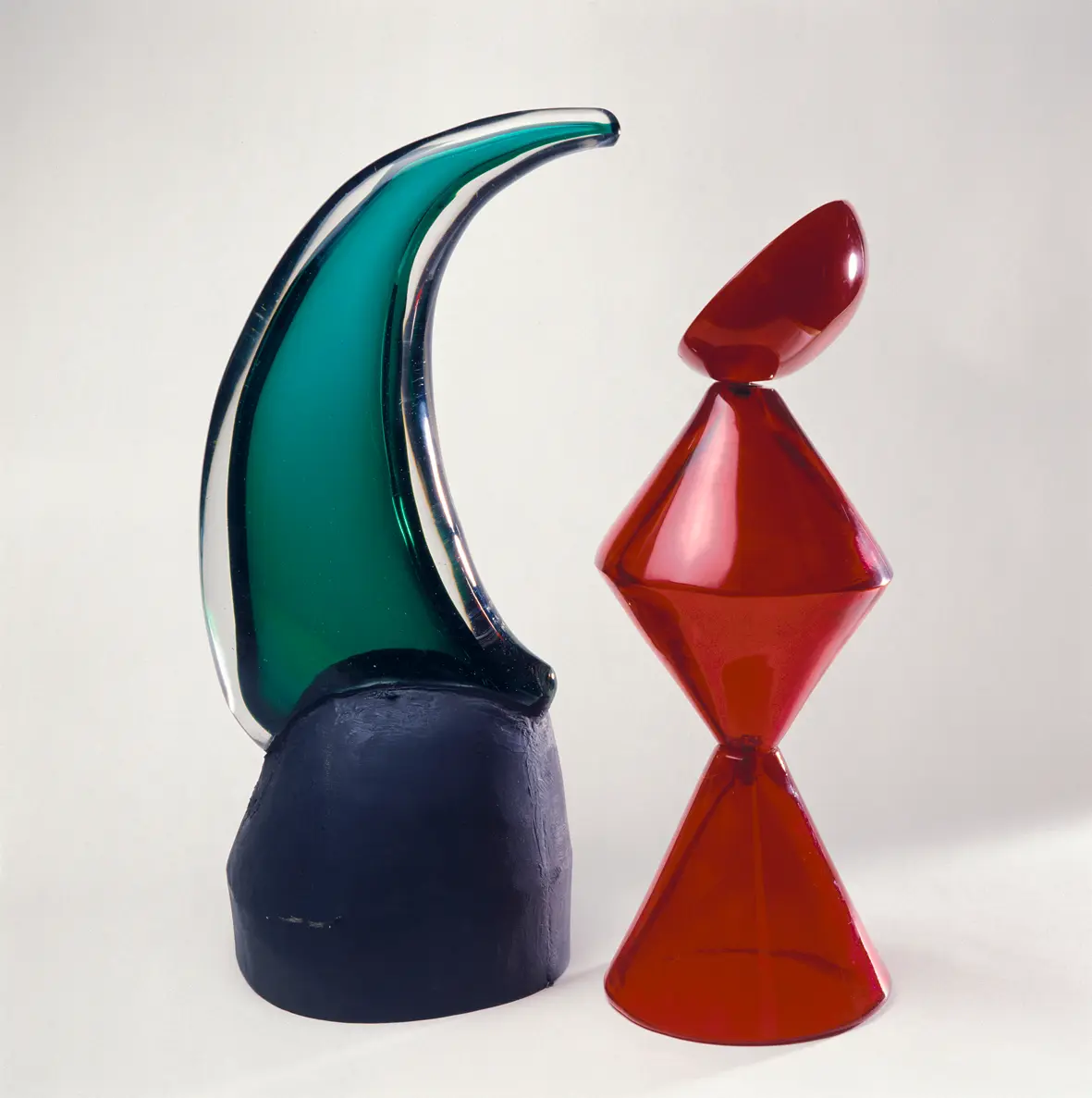 Max Ernst: Re, 1964. Vetro cristallo con sommersione di vetro verde, modellato a cal-do, base in vetro massiccio nero molato, 54 × Ø 20 cm. Losanna, Mudac, Collection de la Ville de Lausanne © MAX ERNST, by SIAE 2026